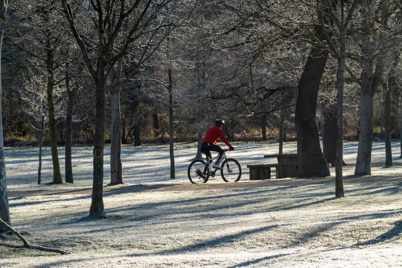 vitoria-gasteiz-jardin-botanico-olarizu-efe-hombre-bicicleta-hielo-izotza