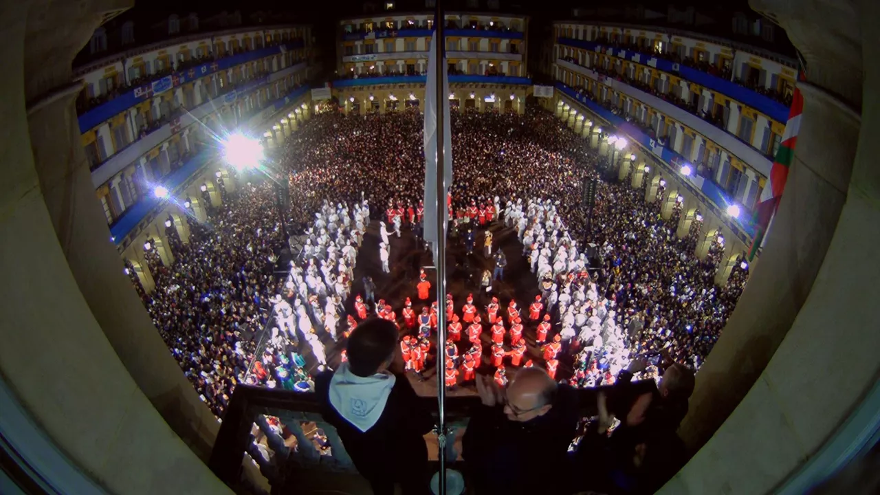 20230121144710_impresionante-fin-de-fiesta-con-arriada-en-san-sebastian_