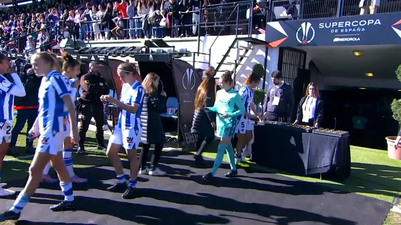 20230123162151_jugadoras-de-real-recogiendo-su-medalla-en-supercopa_