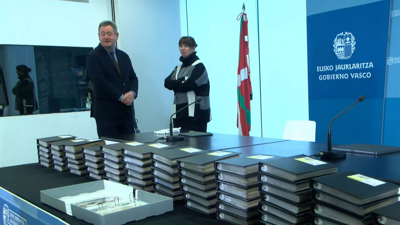 20230123163417_el-consejero-bingen-zupiria-y-directora-del-museo-balenciaga-miren-vives-presentan-coleccion_