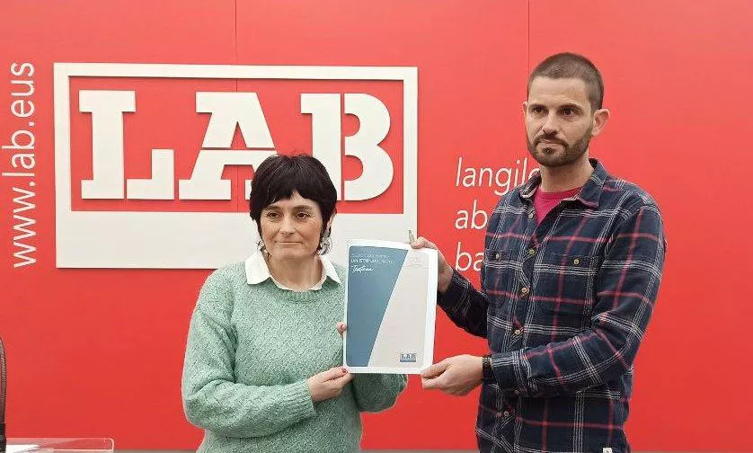 LAB Garbine Aranburu eta Inko Iriarte lan istripuen txostena aurkezten. Iturria: LAB