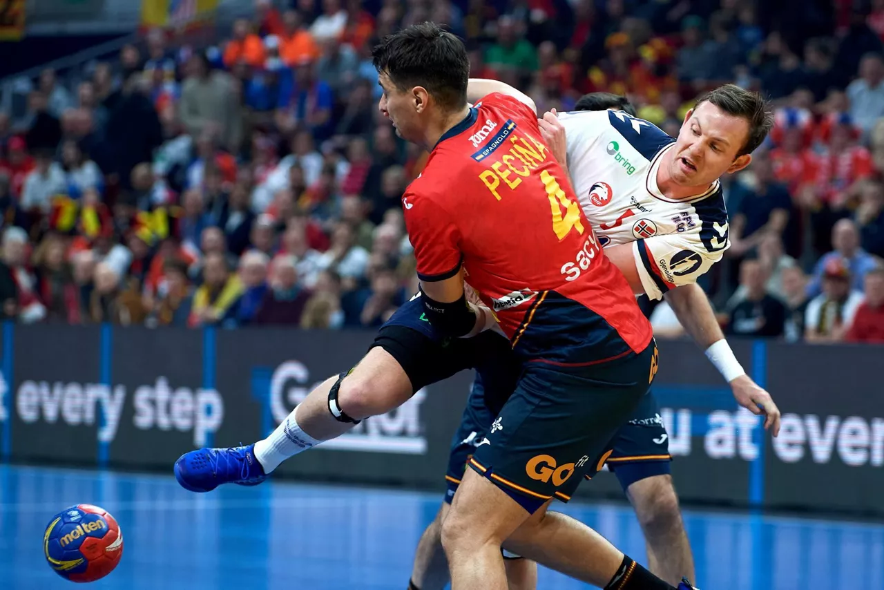 Iñaki Peciña defentsa lanetan, Norvegiaren eta Espainiaren arteko partidan. Argazkia: EFE.