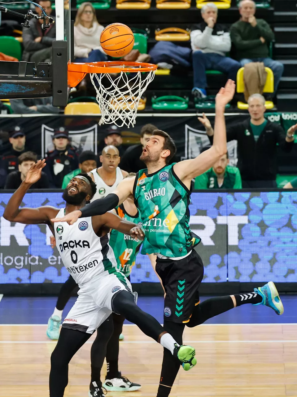 bilbaobasket_darussafaka_Whitey_olaseni_EFE