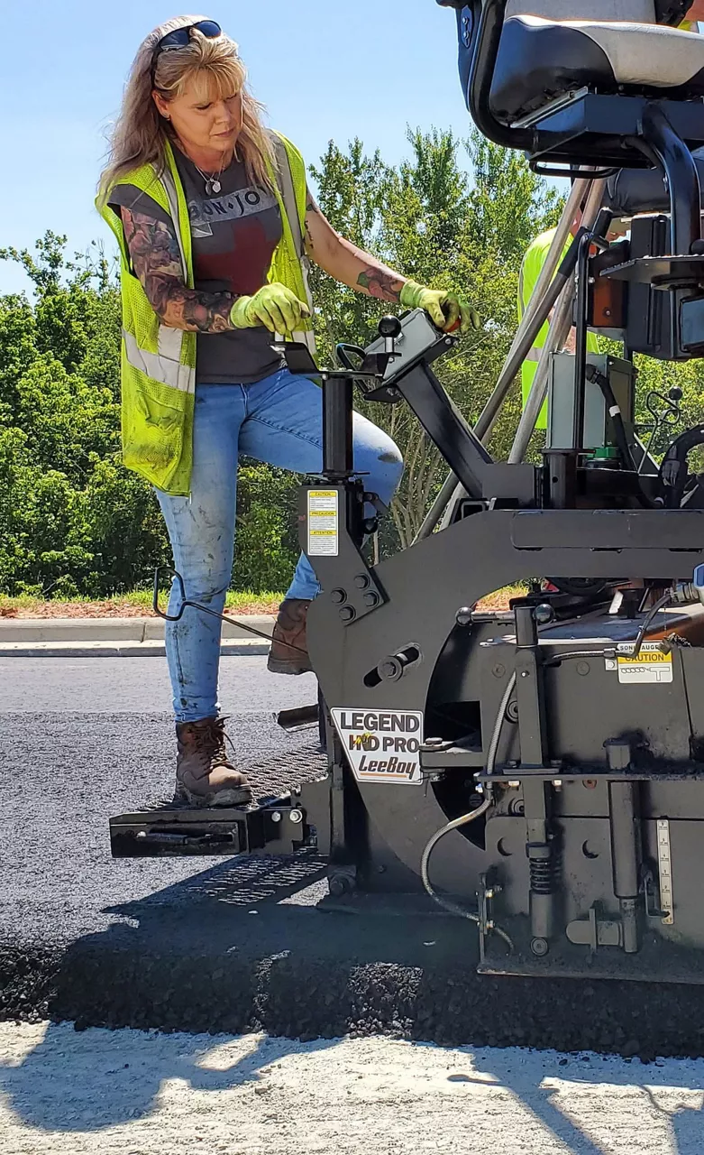 trabajadora construccion eraikuntza
