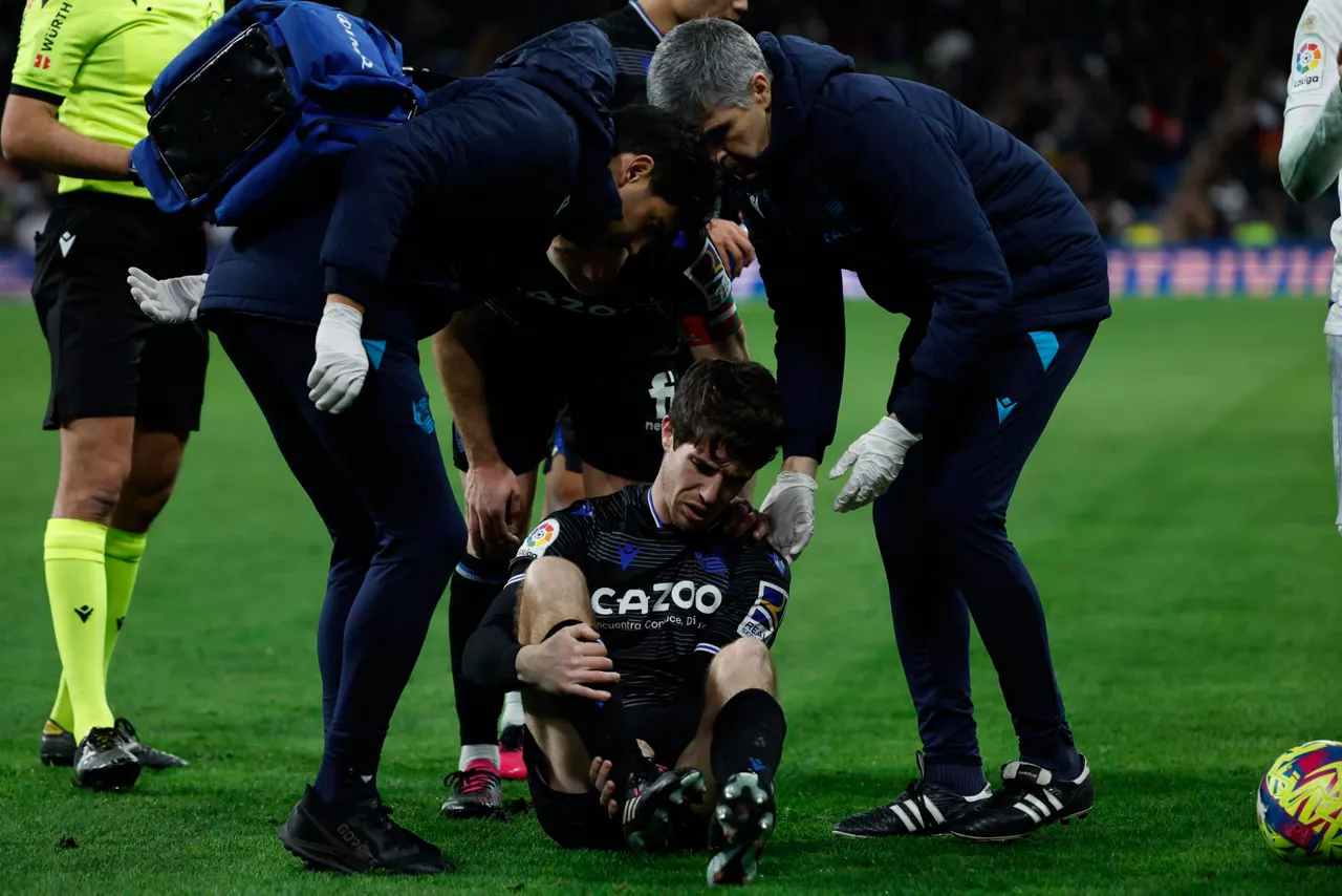 Aritz Elustondo se lesionó en el Bernabéu, el domingo pasado. Foto: EFE.