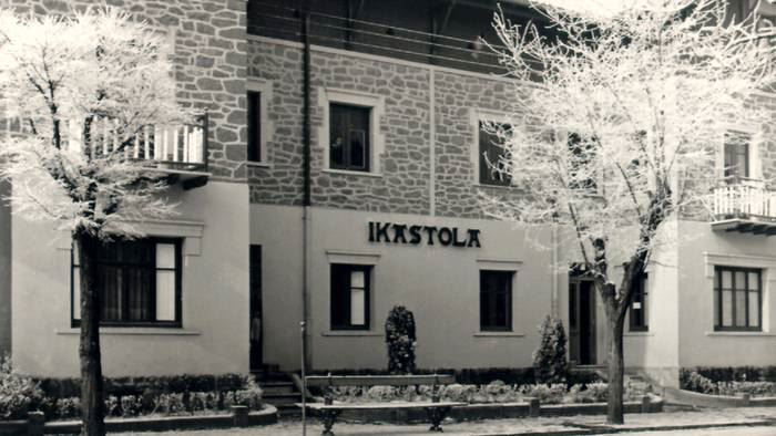 Imagen antigua de la Ikastola Olabide