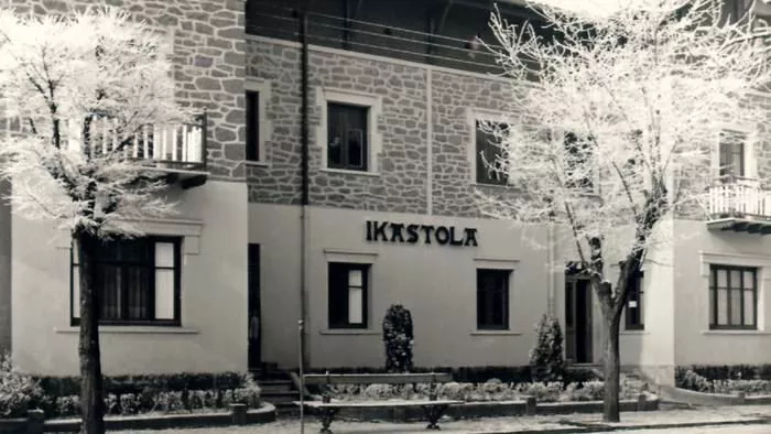 Imagen antigua de la Ikastola Olabide
