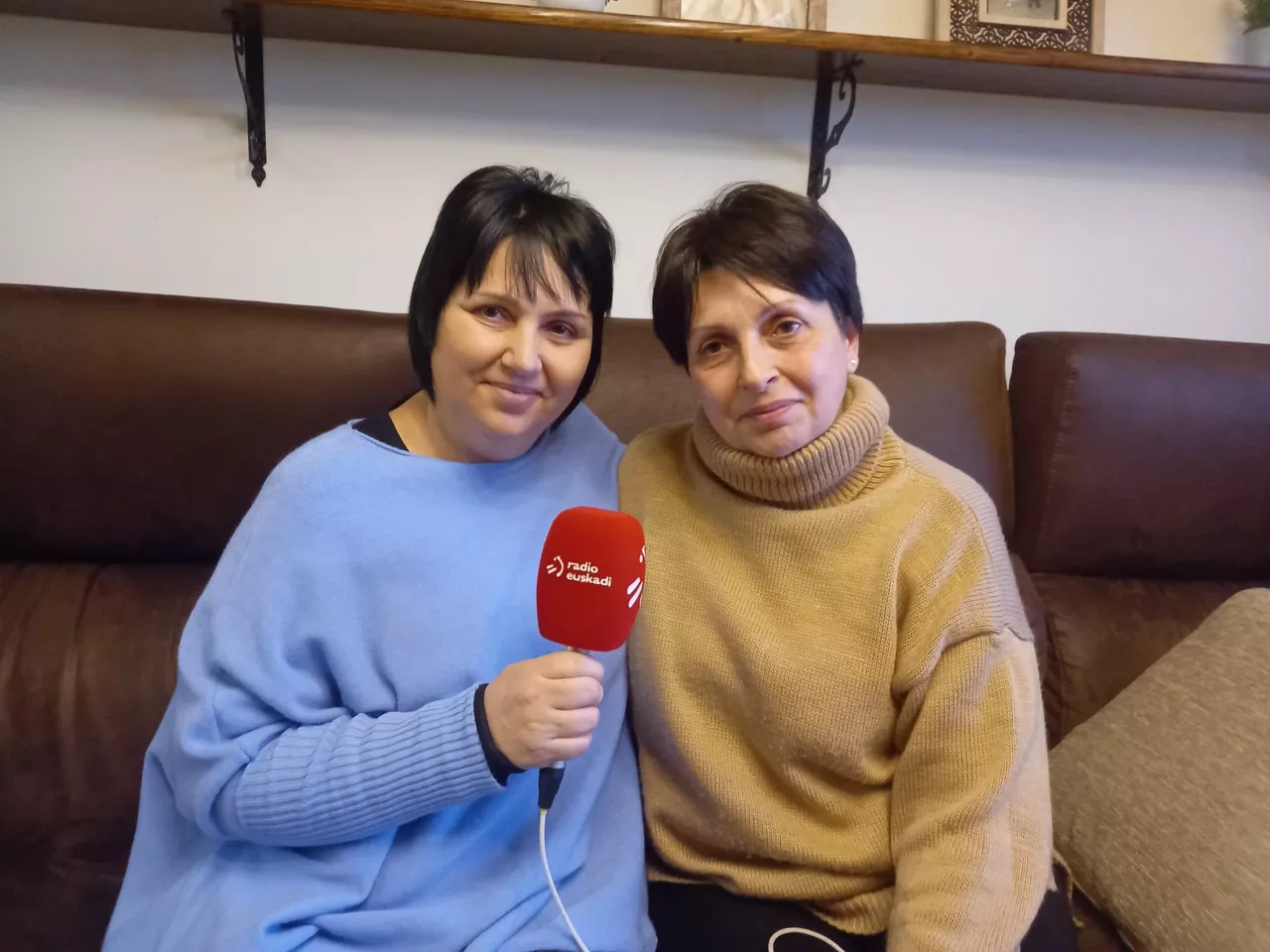 Ana Delgado, Azagrako bizilaguna, bere ahizparekin: EITB Media