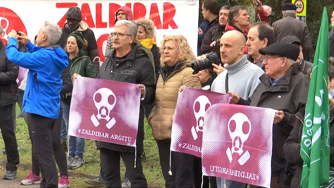 zaldibarko zabortegian hildako langileei omenaldia eitzaga auzoan eitb media