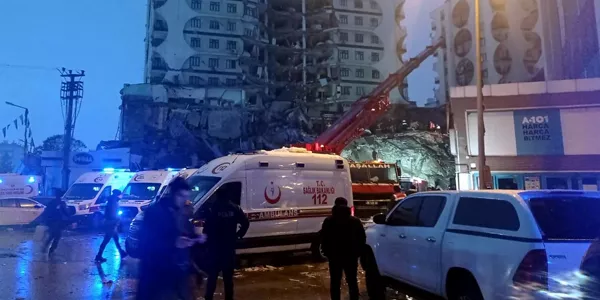 Servicios de emergencia en Diyabakir (Turquía). Foto: EFE