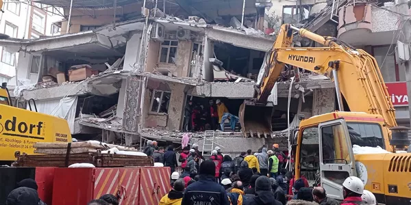 Un edificio colapsado en Diyabakir (Turquía). Foto: EFE