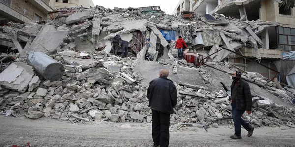 Un edificio colapsado en Idlib (Siria). Foto: EFE