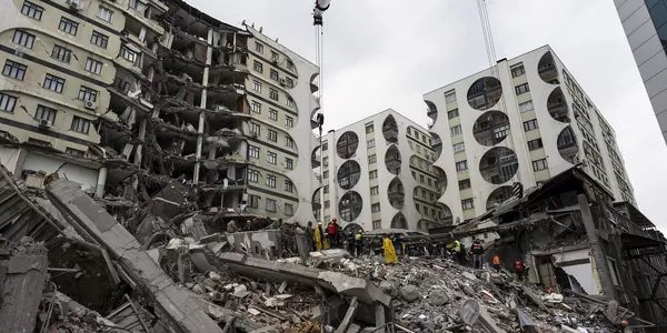 Un edificio colapsado en Diyabakir (Turquía). Foto: EFE