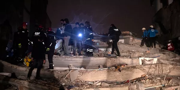 Equipos de rescate en Diyabakir (Turquía). Foto: EFE