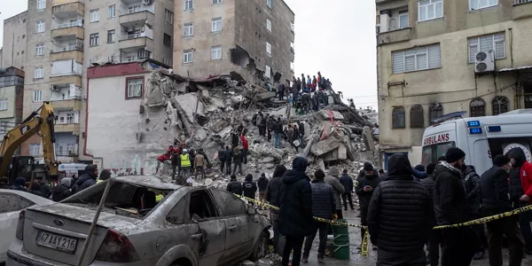 Un edificio colapsado en Diyabakir (Turquía). Foto: EFE
