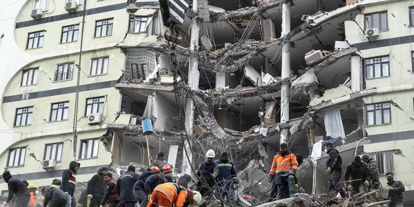 Un edificio colapsado en Diyabakir (Turquía). Foto: EFE