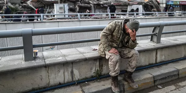 Un hombre en Hatay (Turquía). Foto: EFE