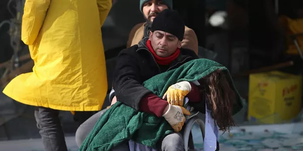 Un hombre con el cuerpo de su hija en Kahramanmaras (Tuquía). Foto: EFE
