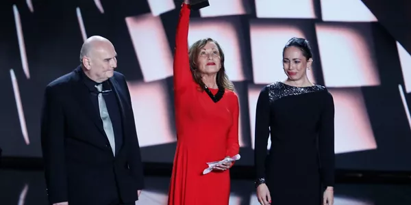 Familia de Carlos Saura recibiendo el Goya Honorífico póstumo. EFE