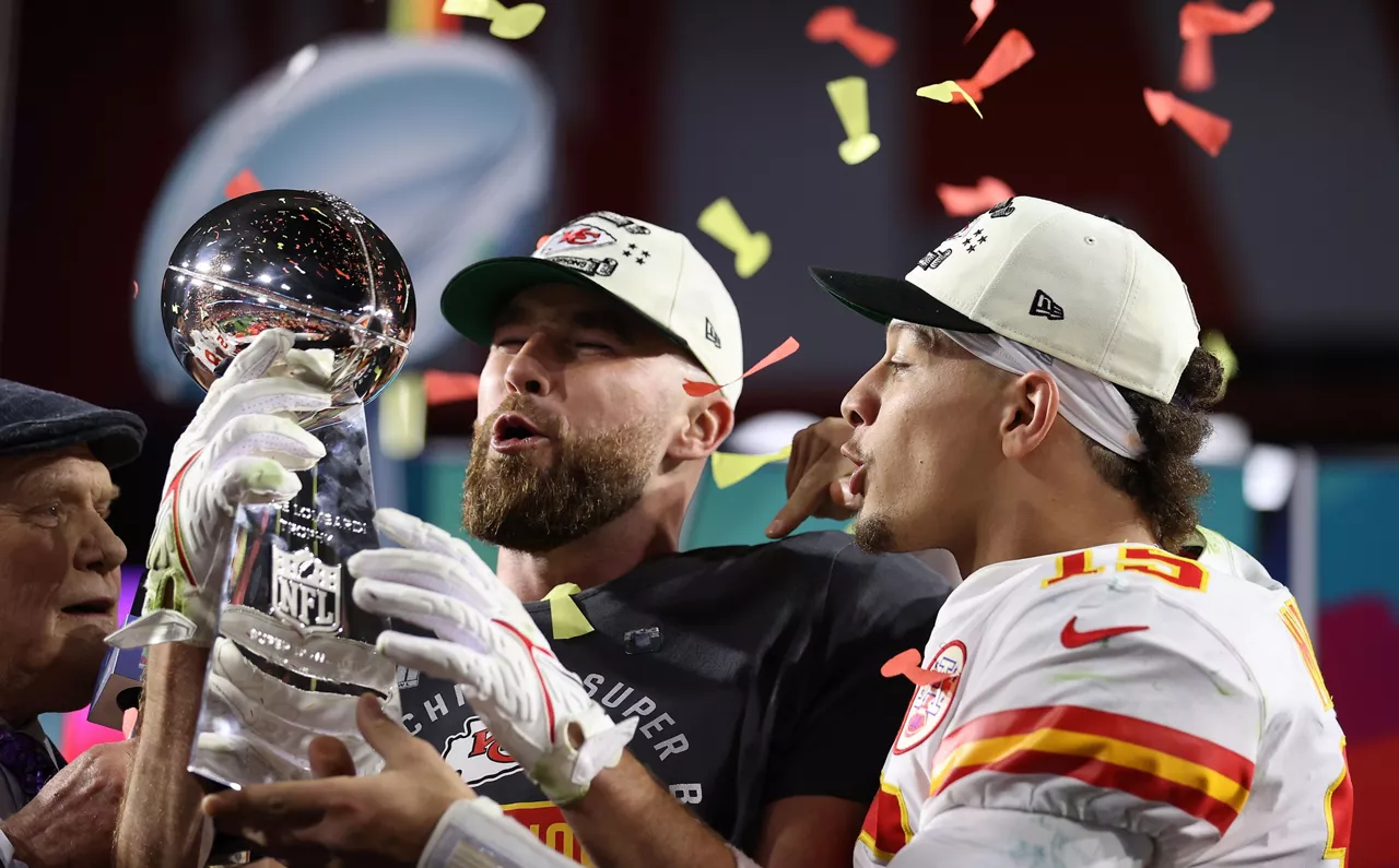 Patrick Mahomes (eskuinean) eta Travis Kelce (ezkerrean) Chiefseko jokalariak garaikurrarekin.