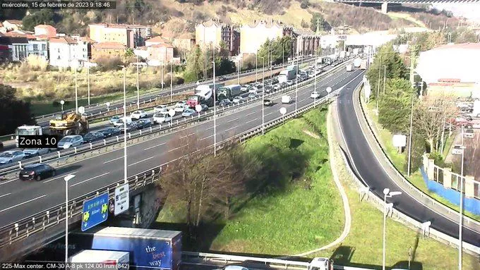 Retenciones en la A-8 en Barakaldo. Foto: Departamento de Tráfico