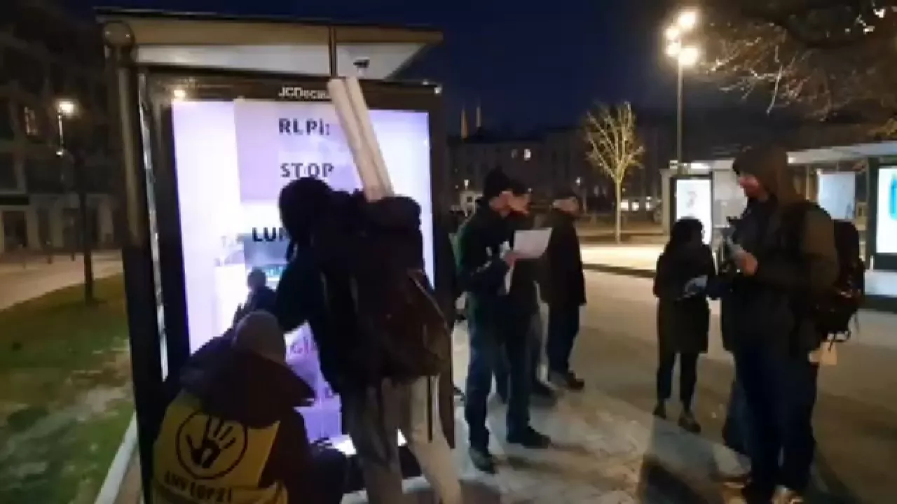 20230218095606_mugi-iparralde-protesta-publizitate-pantailak_