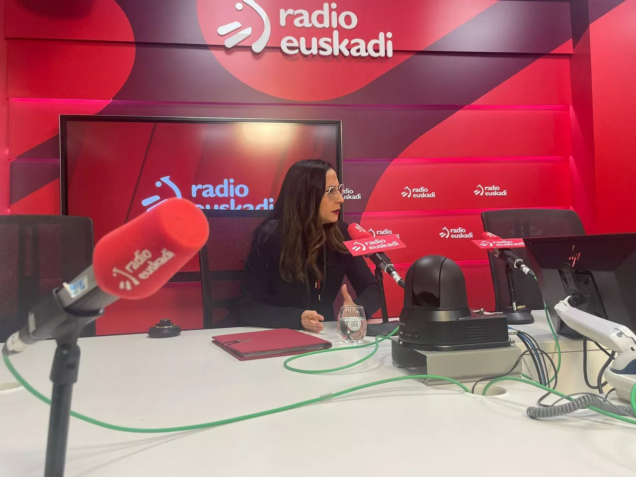 Begoña Pedrosa en Radio Euskadi. Foto: EITB Media