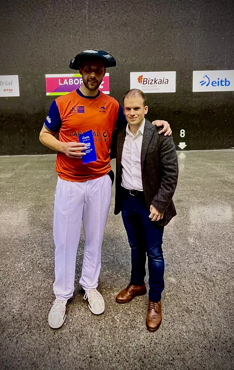 Imanol Lopezek Joseba Urkiola EITBko kirol zuzendariaren eskutik jaso zuen zestalari onenaren saria.