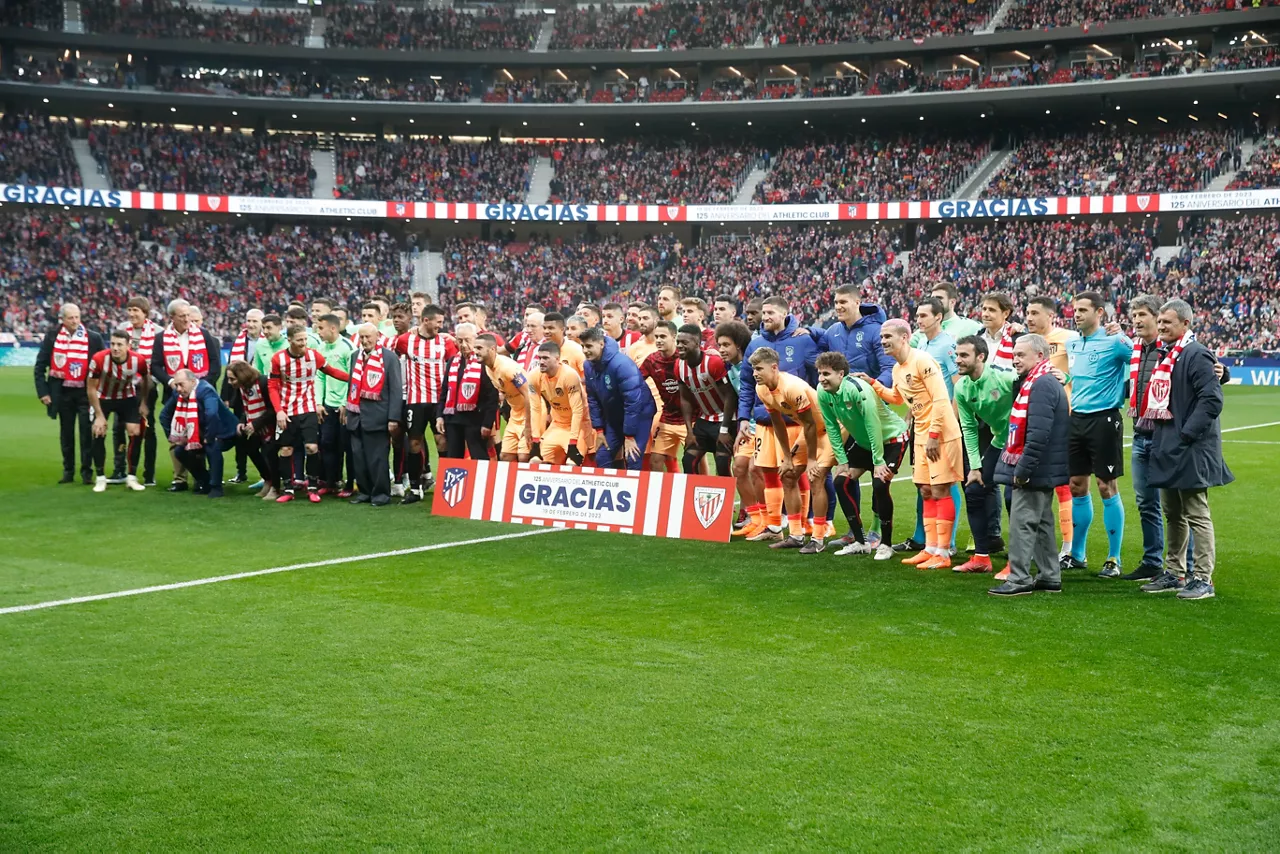 Athletic y Atlético Madrid, acompañados de exfutbolistas de ambos equipos, antes del partido (EFE).