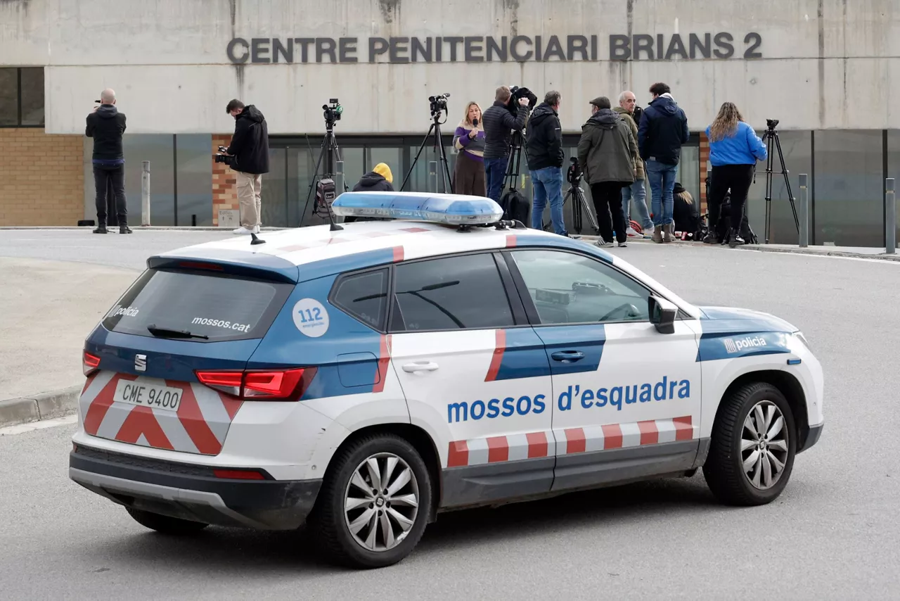 Kazetariak, gaur, Brianseko espetxearen atarian. Han dago preso Alves. Argazkia: EFE
