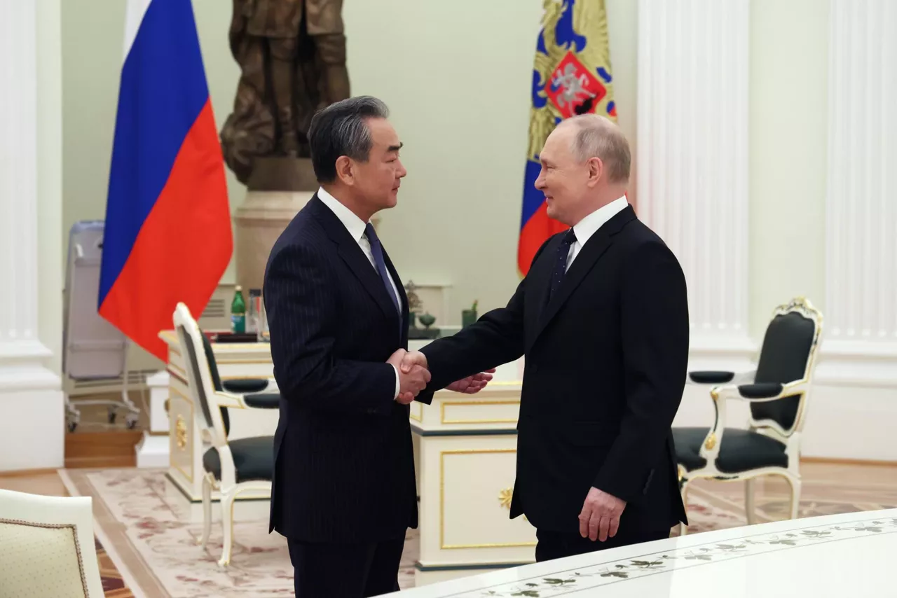 El director de la Oficina de Asuntos Exteriores, Wang Yi, junto a Vladimir Putin este martes.