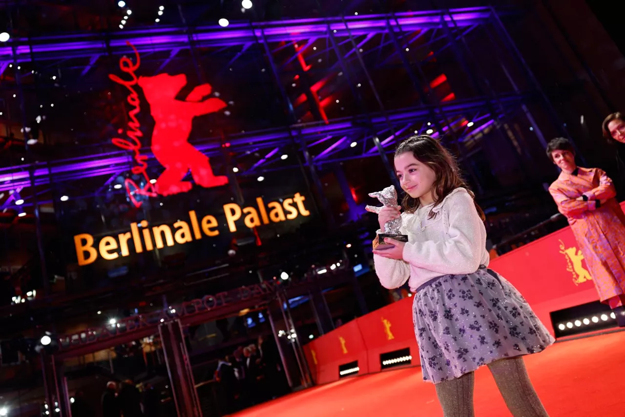 Sofía Otero, con el Oso de Plata en la Berlinale. Foto: Efe.