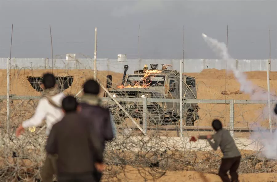 palestinos devuelven granadas a soldados israelies-efe