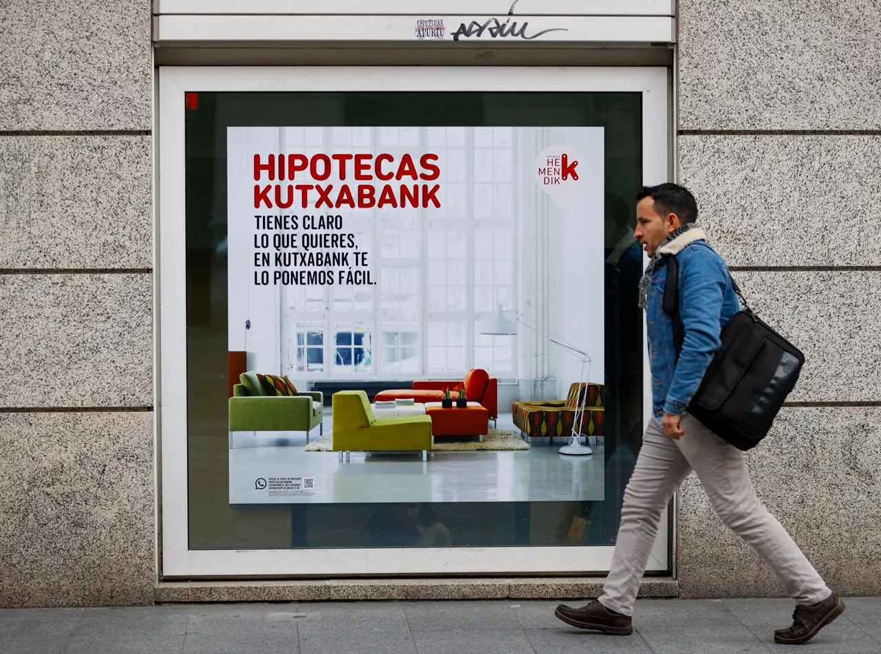 Kutxabanken bulego baten kanpoaldea, artxiboko irudi batean
