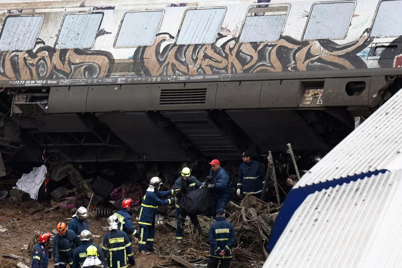 Greziako larrialdi zerbitzuak ezbeharraren lekuan, lanean. Argazkia. EFE