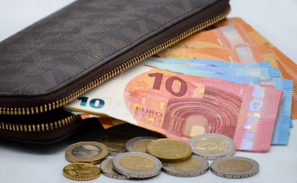 Una cartera con billetes y monedas de euro. Imagen libre de derechos de autor