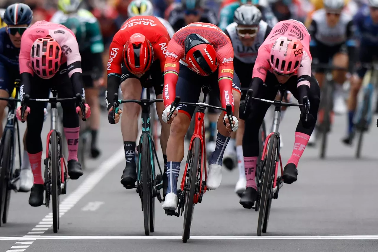 Esprinta estua izan da, eta Mads Pedersenek irabazi du. Argazkia: EFE.