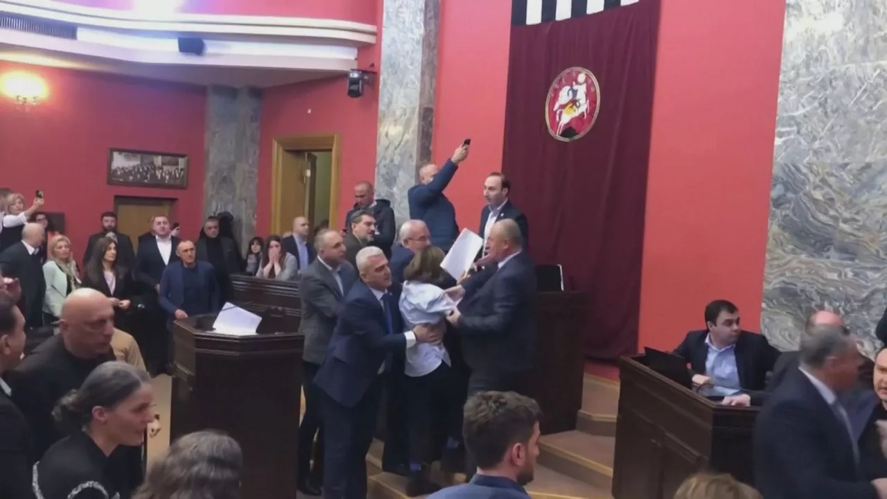 20230307085153_georgia-golpes-parlamento_