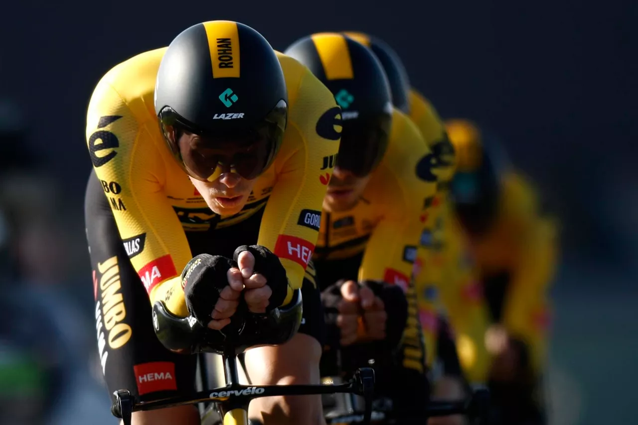 Jumbo-Vismak segundo bateko aldea lortu du EF Education - EeasyPost taldearekiko. Argazkia: EFE.