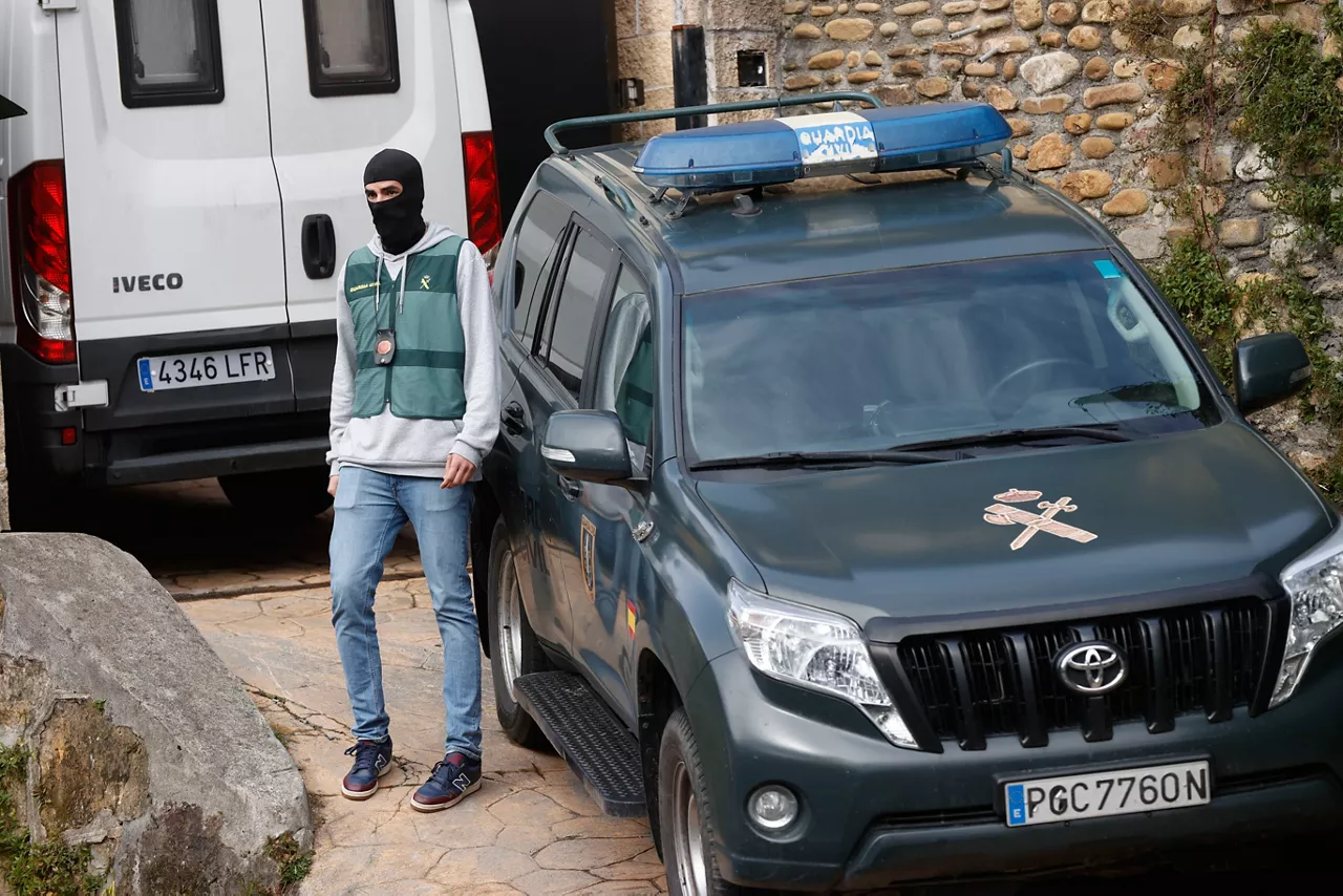 Un agente de la Guardia Civil, en el barrio Zorroza de Bilbao, ayer. Foto: EFE