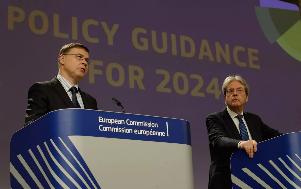 El vicepresidente económico, Valdis Dombrovskis, y el comisario de Economía, Paolo Gentiloni. EFE