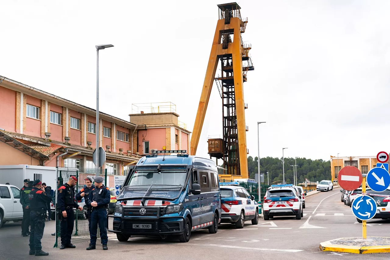 Esquadra Mossoak istripua gertatu den Suria udalerriko meateagiaren kanpoaldean. Argazkia: EFE