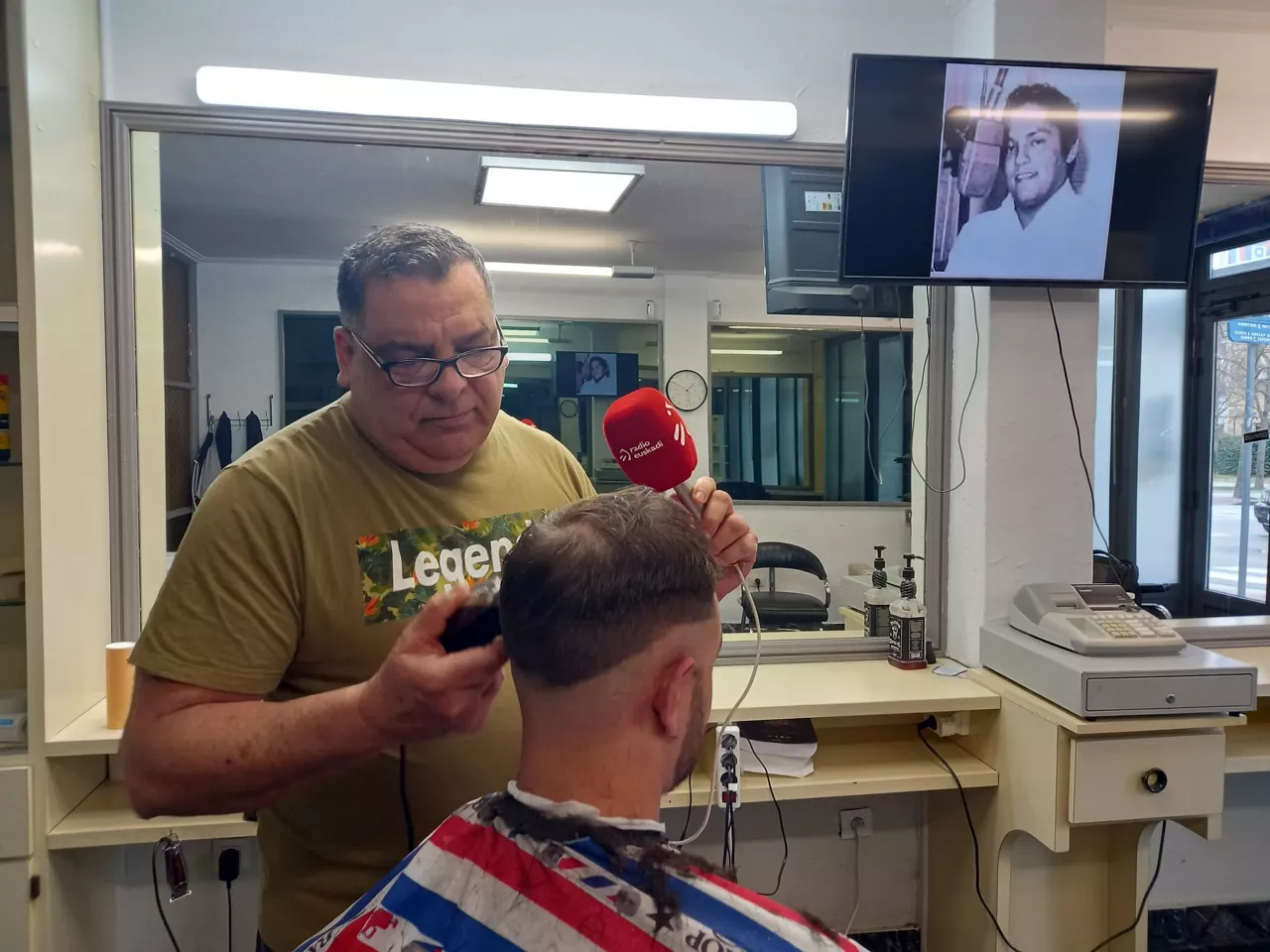Muchos latinos regentan peluquerías. Foto: EITB Media