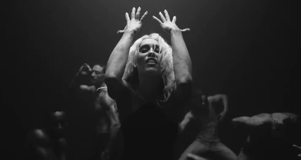 Miley Cyrus, "River"en bideoklipean