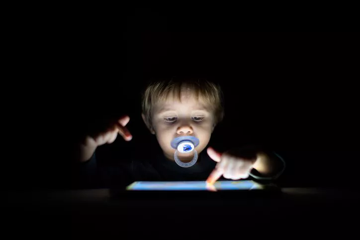 Haurra umea pantaila mugikorra niño mirando pantalla móvil