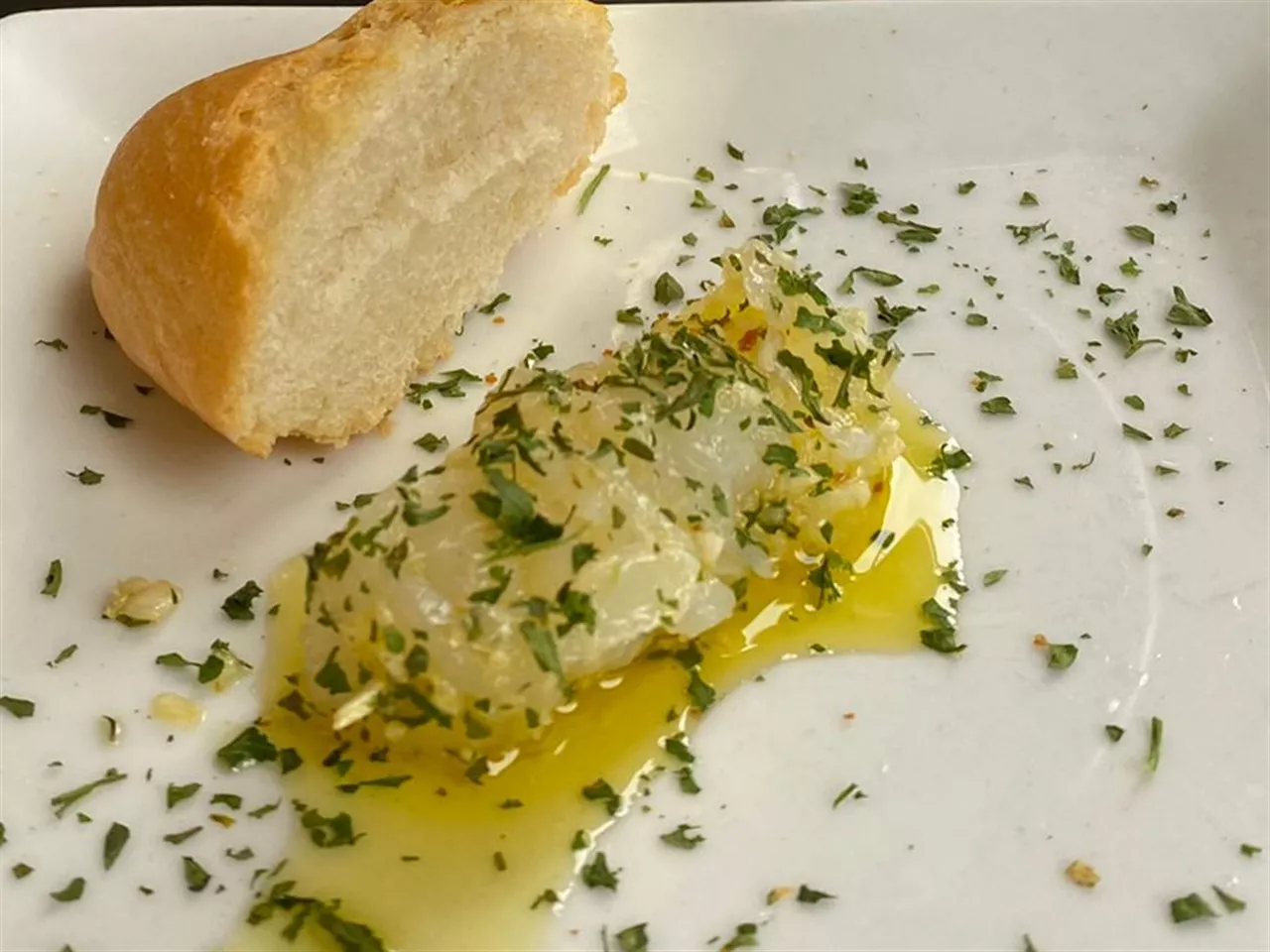 Pintxo de bacalao con una copa de sidra en el 'Bar Txiki' de Portugalete. Foto: EITB Media