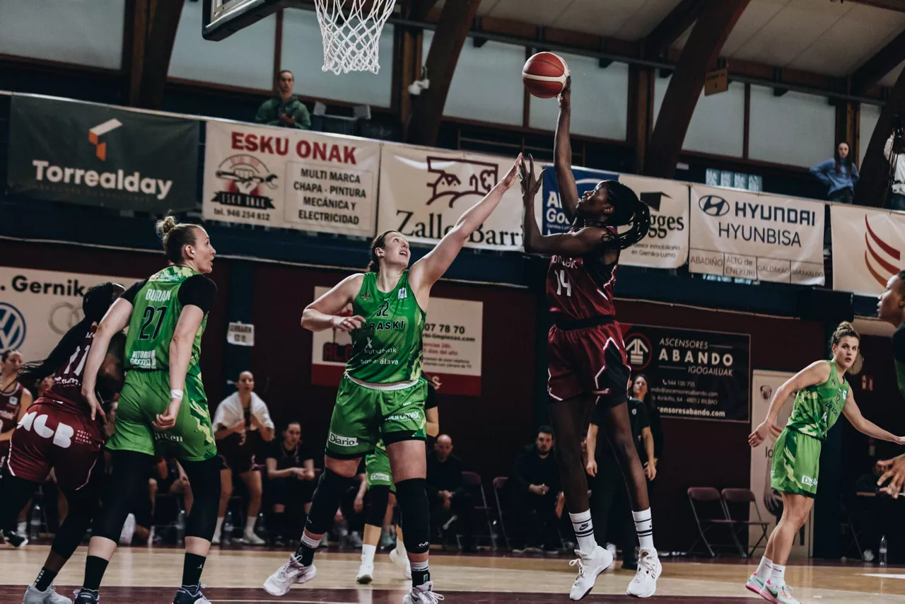 Sofia Da Silva saskira jaurtitzen, Chatrice Whiteren oposizioaren aurka