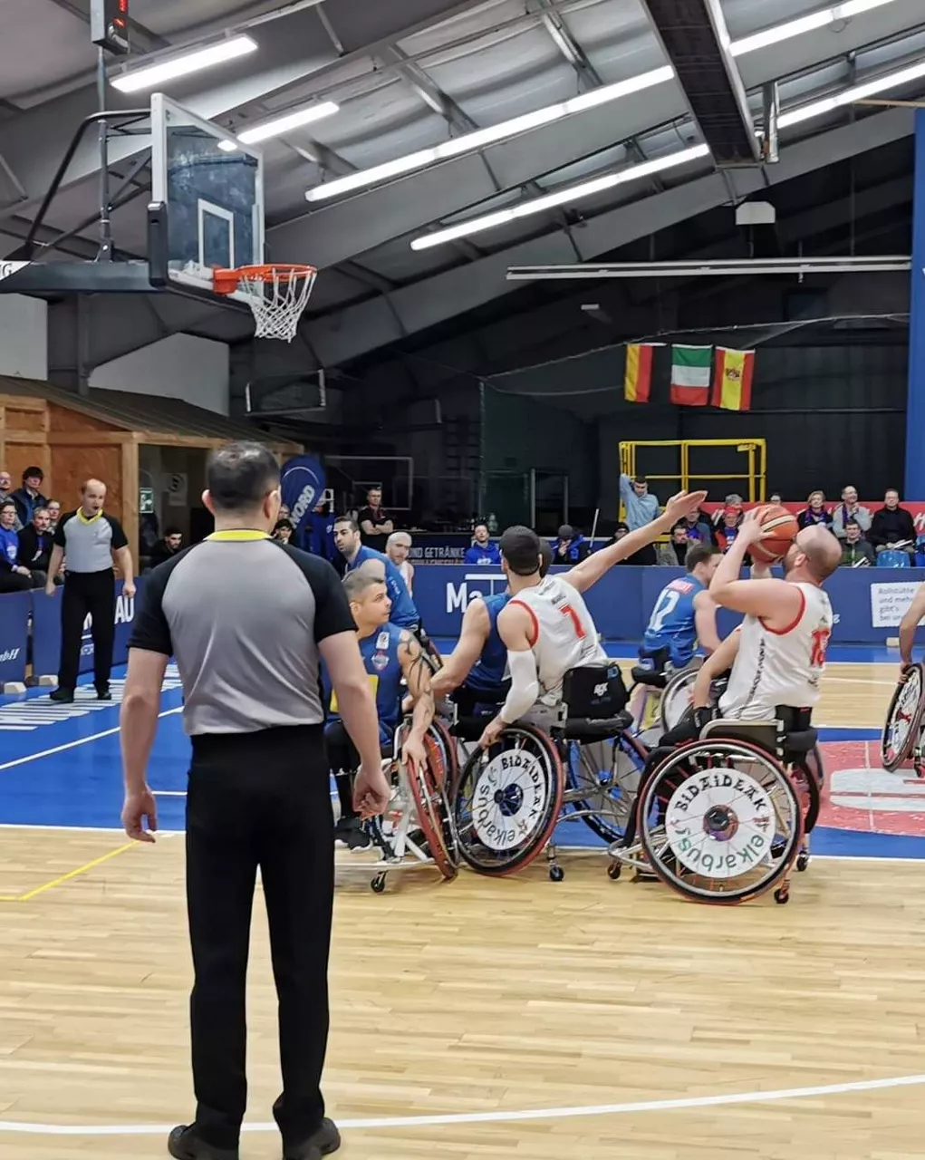 Asier Garcia aurkariaren saskira jaurtitzeko saiakera egiten