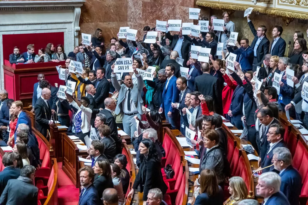 NUPES koalizioko diputatuek protesta egin dute Asanblada Nazionalean.