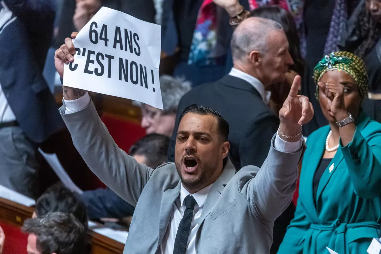 NUPES koalizioko diputatu baten protesta. Argazkia: EFE